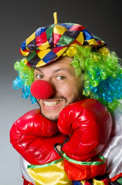 Смішний клоун з боксерськими рукавичками — стокове фото