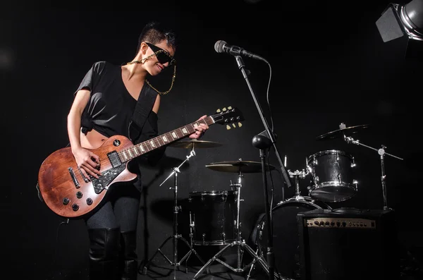 Mujer joven tocando la guitarra durante el concierto — Foto de Stock