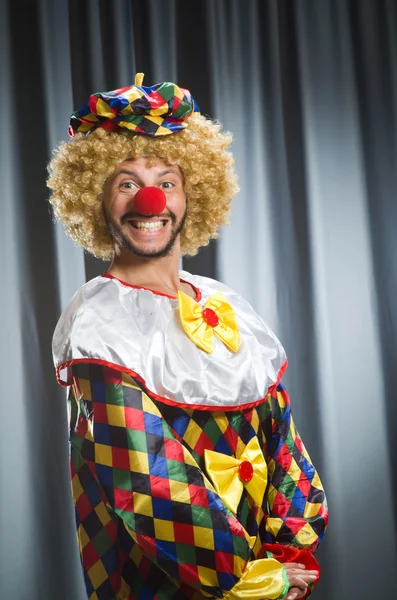 Śmieszny klaun w humorystycznej koncepcji przed zasłoną — Zdjęcie stockowe