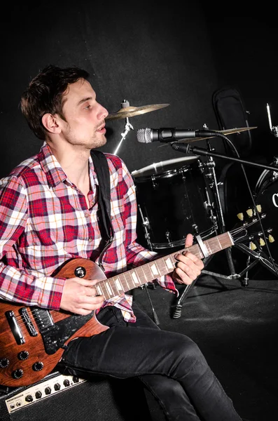 Mann mit Gitarre während Konzert — Stockfoto
