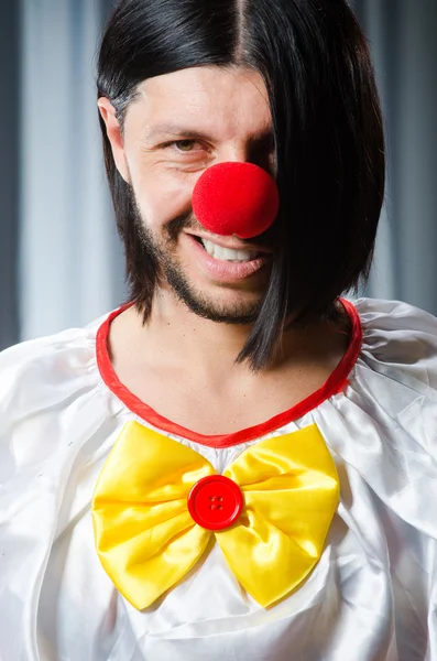 Trauriger Clown vor grauem Hintergrund — Stockfoto