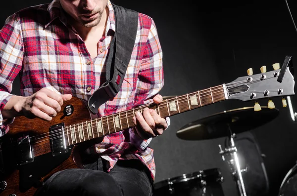 Man med gitarr under konsert — Stockfoto