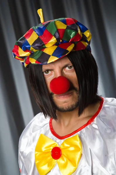 Trauriger Clown vor grauem Hintergrund — Stockfoto