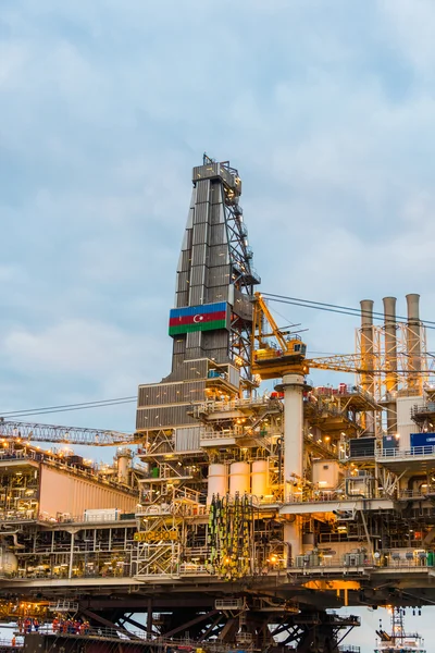 Plate-forme de plate-forme pétrolière dans la mer calme — Photo