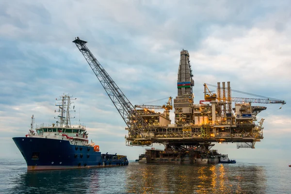 Plataforma de plataforma petrolera en el mar tranquilo —  Fotos de Stock