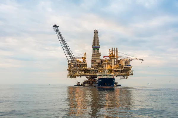 Нефтяная платформа в спокойном море — стоковое фото