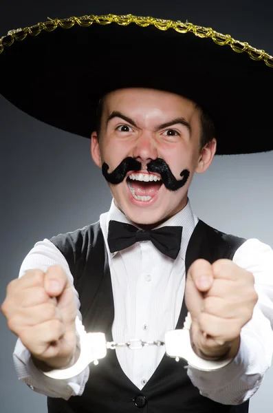 Lustiger Mexikaner mit Sombrero im Konzept — Stockfoto