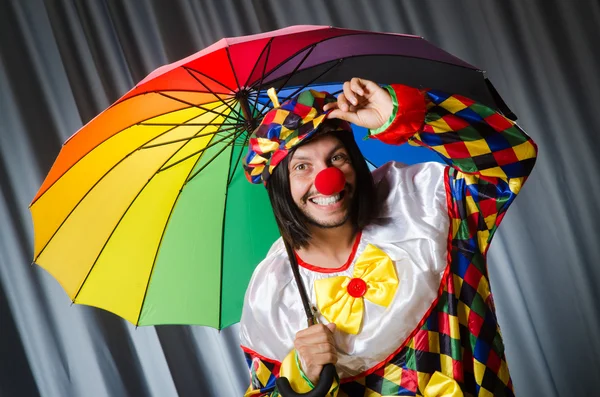 有趣的小丑，带着五彩缤纷的伞 — 图库照片