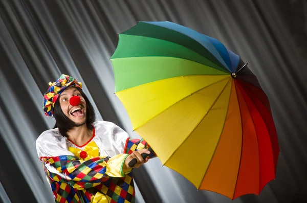 Payaso divertido con paraguas colorido —  Fotos de Stock