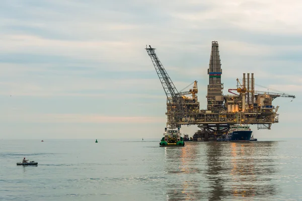 Plataforma de plataforma petrolera en el mar tranquilo — Foto de Stock