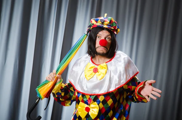Clown drôle avec parapluie coloré — Photo
