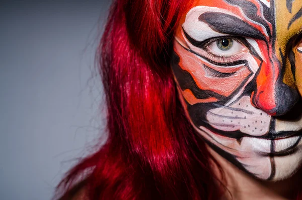 Frau mit Tigergesicht im Halloween-Konzept — Stockfoto