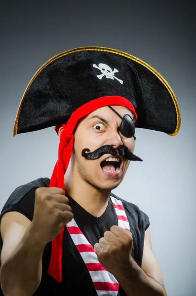 Pirata engraçado no estúdio escuro — Fotografia de Stock