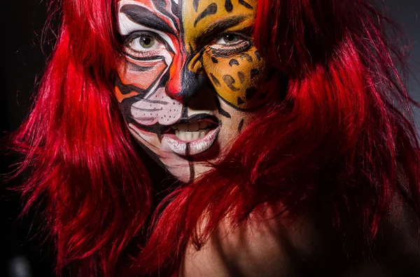 Frau mit Tigergesicht im Halloween-Konzept — Stockfoto