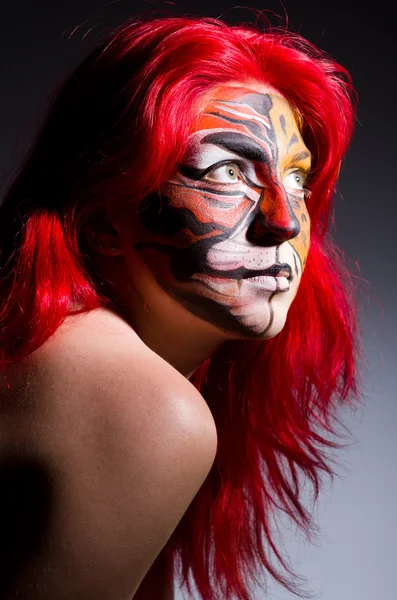 Mulher com cara de tigre no conceito halloween — Fotografia de Stock