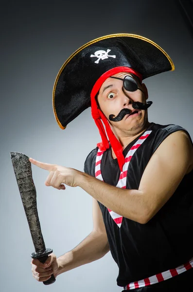 Pirata engraçado no estúdio escuro — Fotografia de Stock