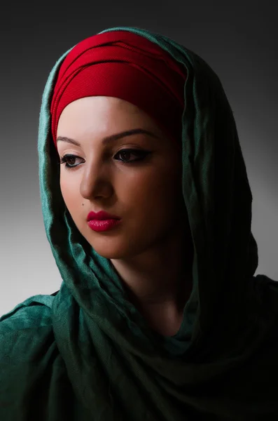 Portrait de la jeune femme avec foulard — Photo