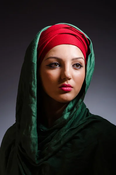 Portrait de la jeune femme avec foulard — Photo