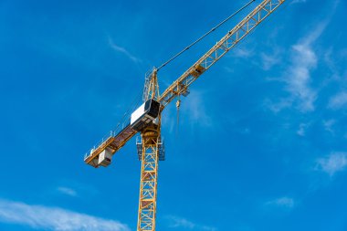 İnşaat vinci binanın yanında.