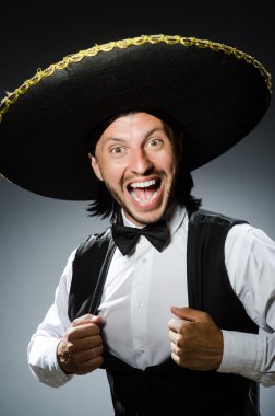 Konseptte sombrero olan komik bir Meksikalı.