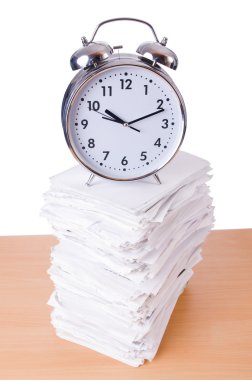 kağıtları ve saatin üzerinde beyaz izole yığını