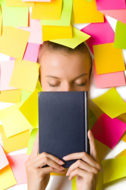 kitap okuma birçok hatırlatma notları olan kadın