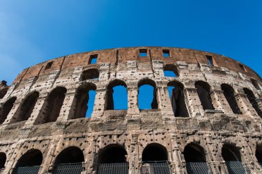 Parlak yaz gününde ünlü kolezyum