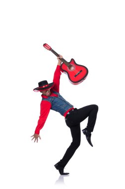 Gitarlı bir sombrero giyen adam.