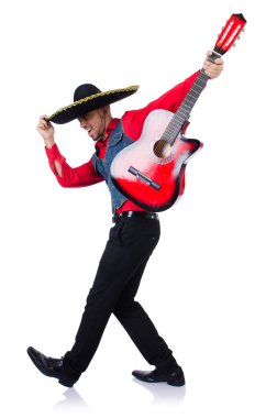 Gitarlı bir sombrero giyen adam.