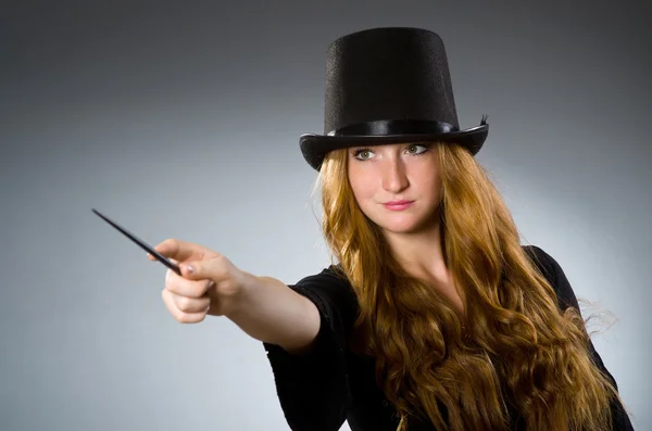 Femme magicienne faisant ses tours avec baguette — Photo