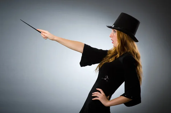 Kvinna trollkarl gör sina tricks med trollspö — Stockfoto