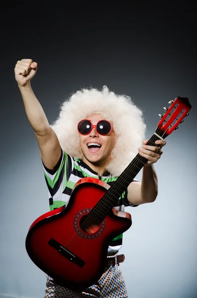 Homme avec coupe de cheveux drôle et guitare — Photo