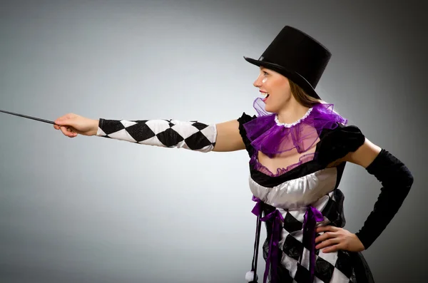 Femme magicienne faisant ses tours avec baguette — Photo