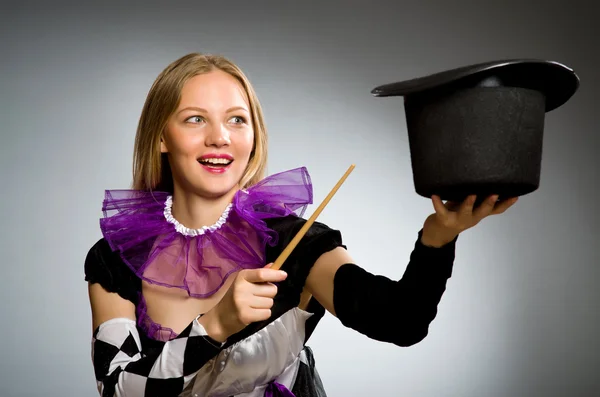 Femme magicienne faisant ses tours avec baguette — Photo