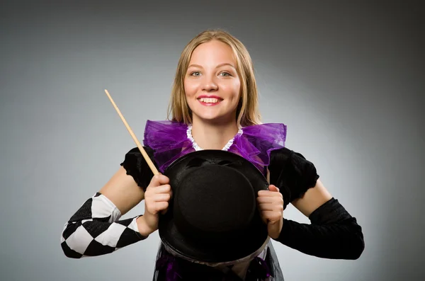 Vrouw goochelaar doet haar trucs met toverstok — Stockfoto