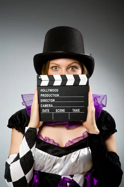 Kvinna med film clapboard mot grå bakgrund — Stockfoto