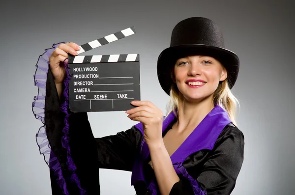 Žena s film clapboard proti šedé pozadí — Stock fotografie