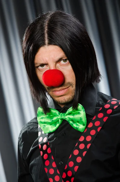 Drôle clown dans humour concept contre rideau — Photo