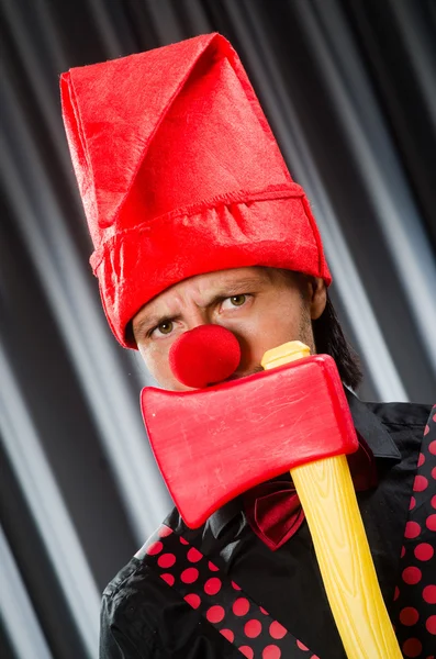 Lustiger Clown mit roter Axt — Stockfoto