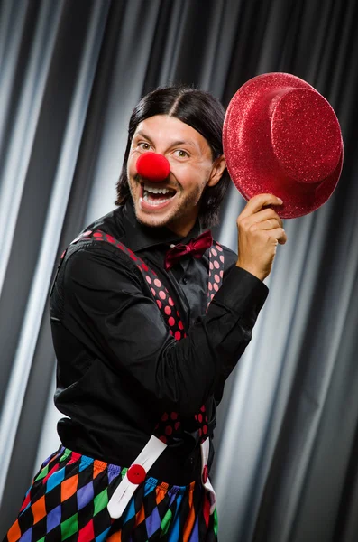 Grappige clown in humoristische concept tegen gordijn — Stockfoto