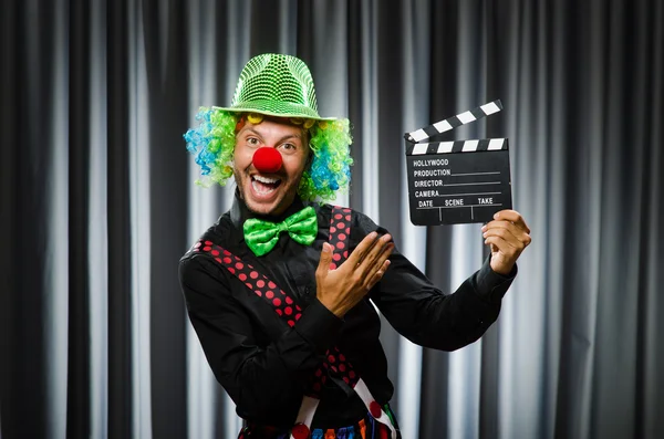 Клоун з дошкою для фільмів — стокове фото