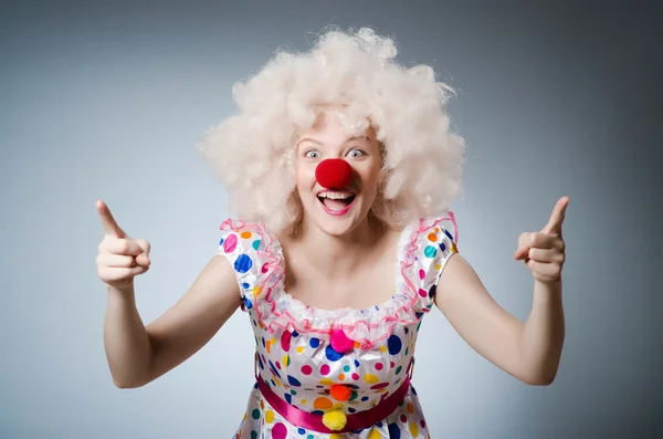 Clown met witte pruik tegen grijze achtergrond — Stockfoto