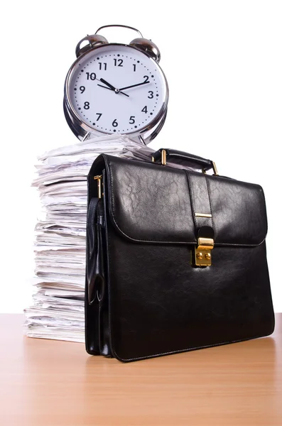 Pile de papiers et horloge isolée sur blanc — Photo