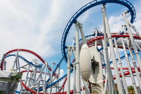 Chemin de fer de montagnes russes dans le parc d'attractions — Photo