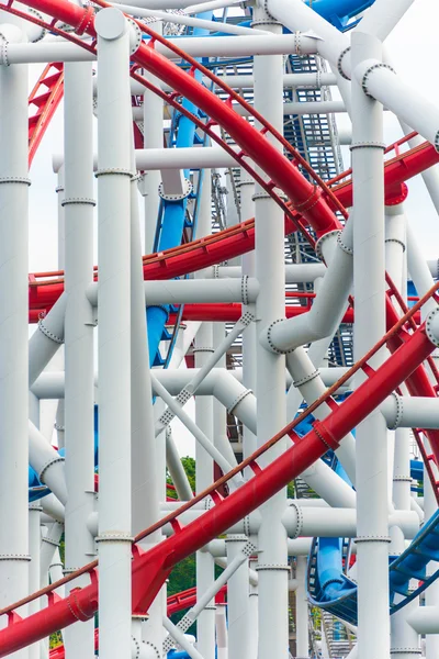 Kereta api roller coaster di taman hiburan — Stok Foto