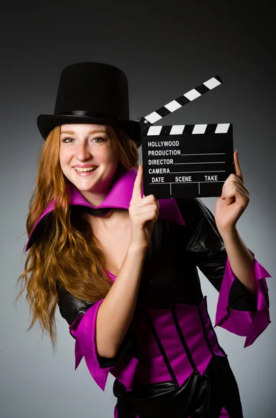 Žena s film clapboard proti šedé pozadí — Stock fotografie