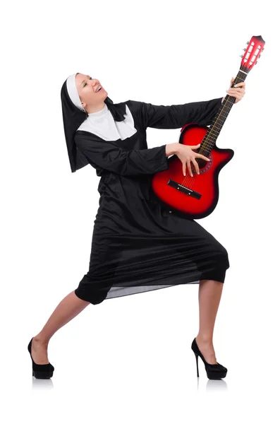 Nun met gitaar geïsoleerd op de witte — Stockfoto