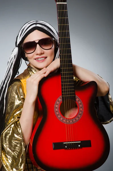 Guitarrista com instrumento vermelho — Fotografia de Stock