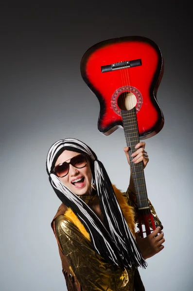 Guitarrista com instrumento vermelho — Fotografia de Stock