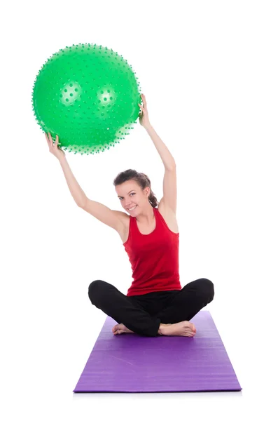 Mujer joven haciendo ejercicio con pelota suiza —  Fotos de Stock